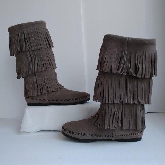 Minnetonka NWOB Grey Suede 3 Fringed Layers on Mid-Calf Pull-On Boots Sz 7 - Picture 8 of 11